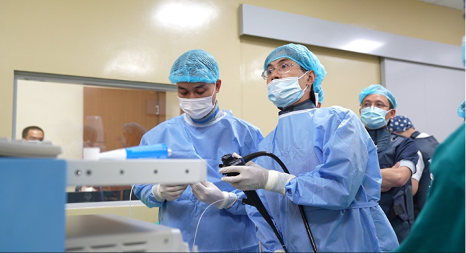 Doctor Tien (right) and the endoscopic intervention team performed a tumor removal procedure on the patient. Photo: Provided by the hospital