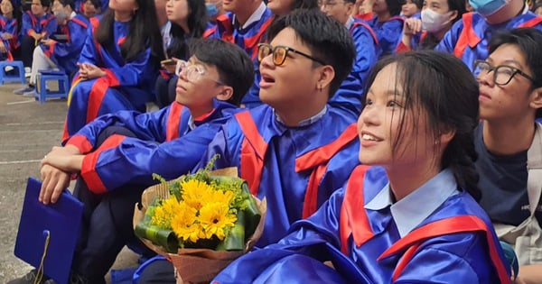 Tears and smiles at the coming of age ceremony of Nguyen Thi Dieu High School