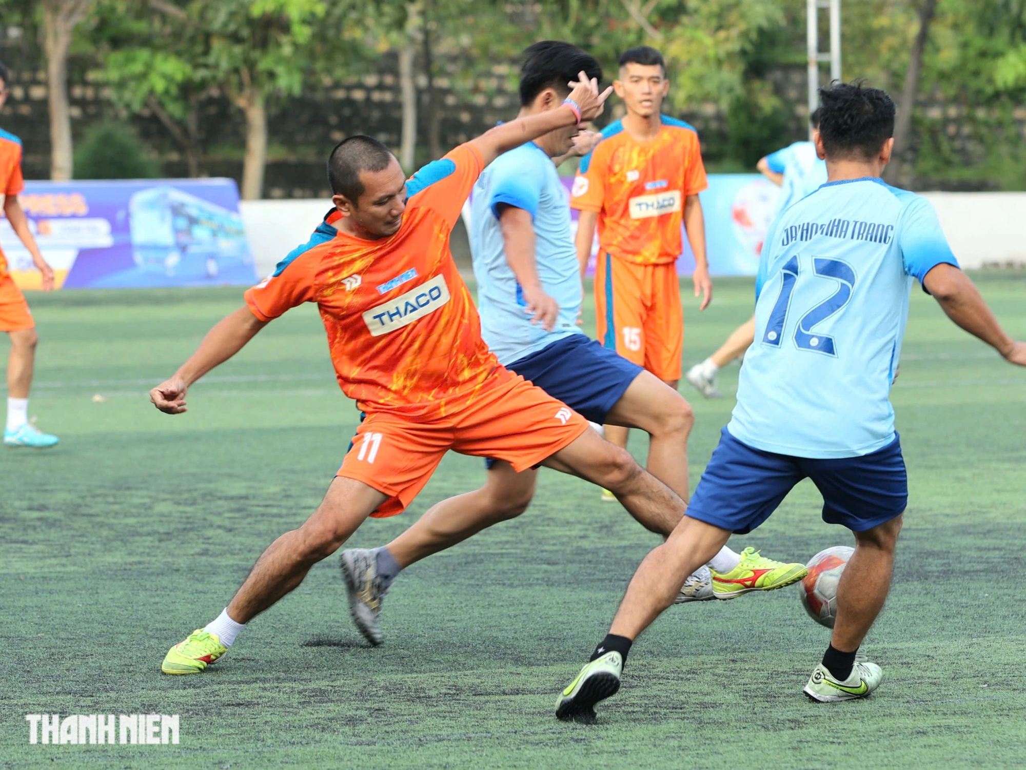 Hào hứng, sôi nổi trận giao hữu ‘đặc biệt’ tại sân bóng Trường ĐH Nha Trang- Ảnh 11.
