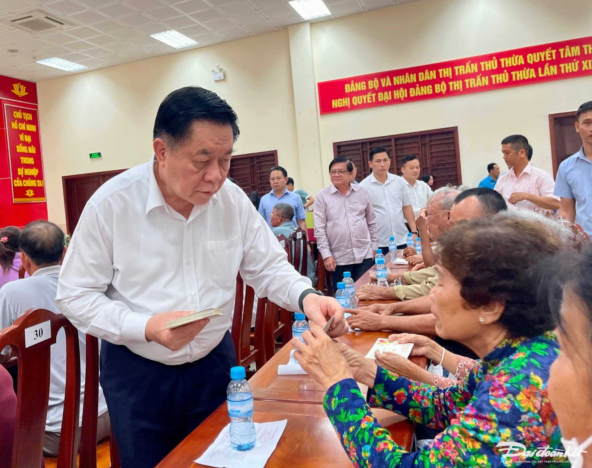 Mr. Nguyen Trong Nghia, Politburo member, Secretary of the Party Central Committee, Head of the Central Propaganda Department, presented gifts to the poor. (Photo: D.Xa).