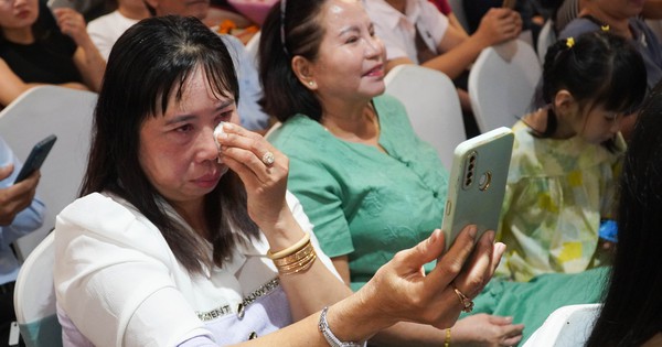 Parents burst into tears when their children got jobs right after graduating