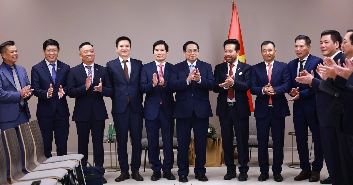 Le Premier ministre travaille avec les dirigeants d'entreprises vietnamiennes typiques en République tchèque et en Europe