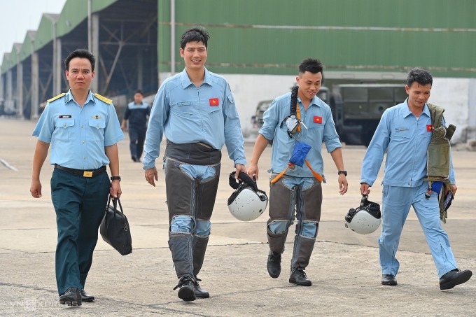 Lieutenant Colonel Bui Dinh Thao and his teammates chat after completing an aerial target interception test on July 17. Photo: Giang Huy