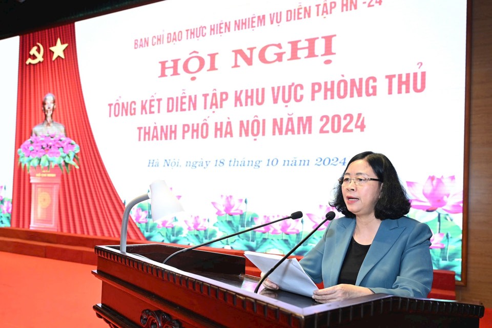 Die Sekretärin des Parteikomitees von Hanoi, Bui Thi Minh Hoai, hielt auf der Konferenz eine Rede.