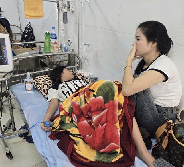 Doce estudiantes de Hanoi hospitalizados tras beber agua frente a la puerta de la escuela