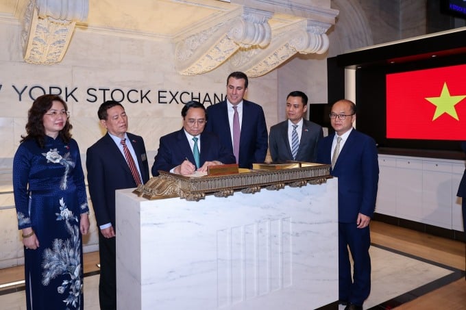 Prime Minister Pham Minh Chinh writes in the guestbook at the NYSE - the world's largest stock exchange, on the morning of September 21 (evening of September 21, Hanoi time). Photo: Nhat Bac