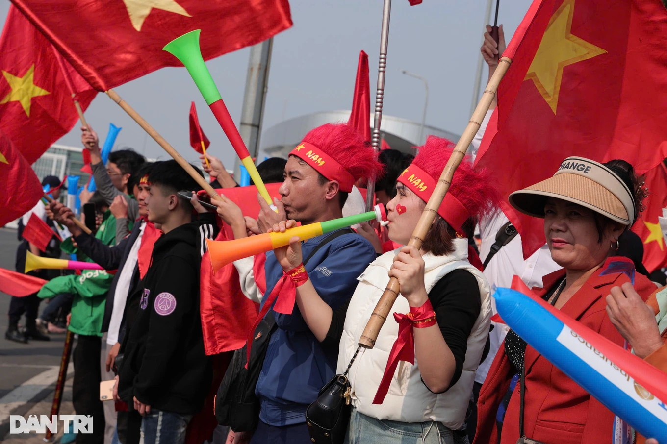 Los aficionados se tiñen de rojo el aeropuerto de Noi Bai