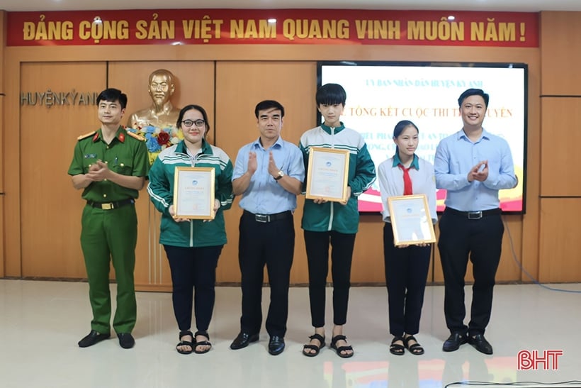 19 students won prizes in the contest on traffic safety and school violence prevention