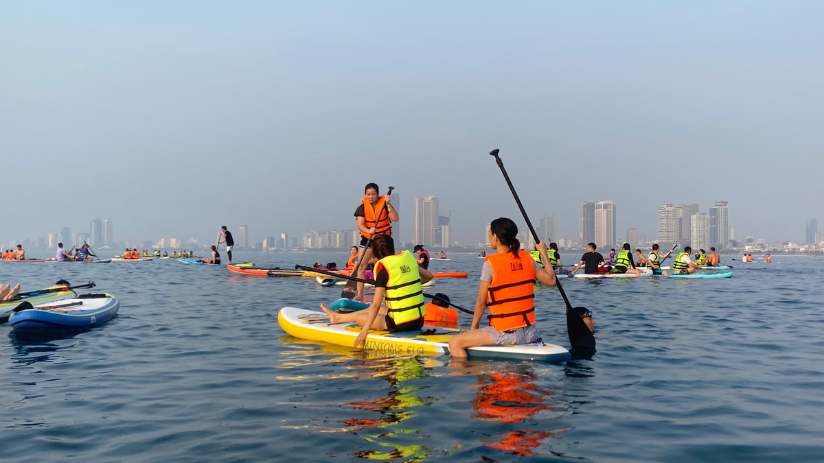 Young people eagerly paddle Sup to watch the sunrise on Da Nang beach photo 3