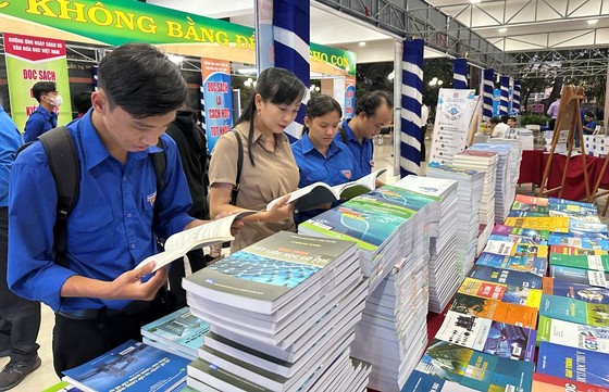 พิธีเปิดงานวันวัฒนธรรมหนังสือและการอ่านในจังหวัดด่งท้าปและวิญลอง ภาพที่ 2
