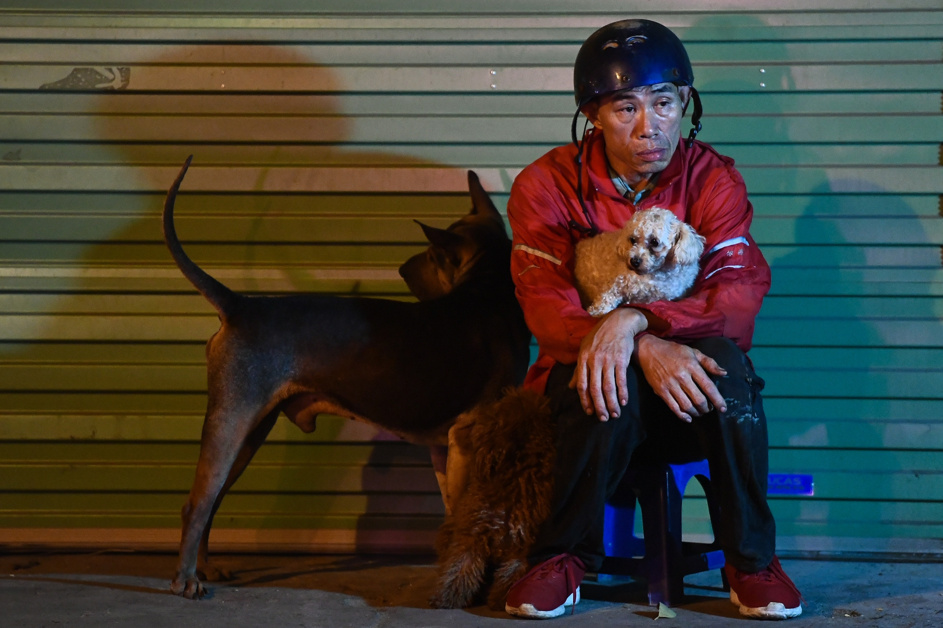 ہنوئینز موسم کی ابتدائی سردی میں کانپتے ہیں۔