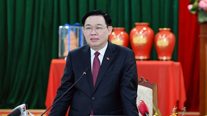 Le président de l'Assemblée nationale Vuong Dinh Hue travaille avec le Comité permanent du Comité provincial du Parti de Phu Yen