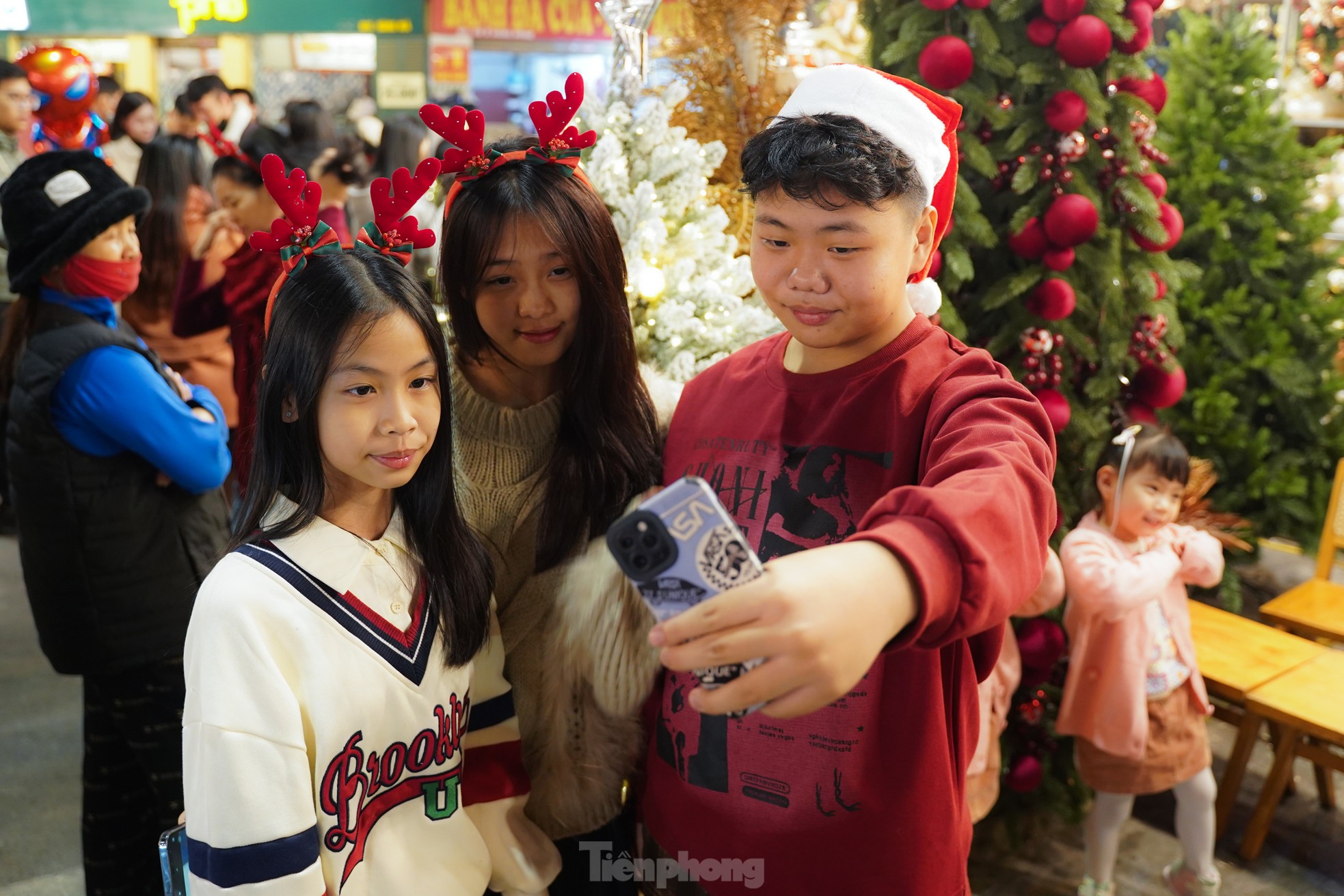 Hanoians jostle on Hang Ma Street, Cathedral welcomes Christmas early photo 13