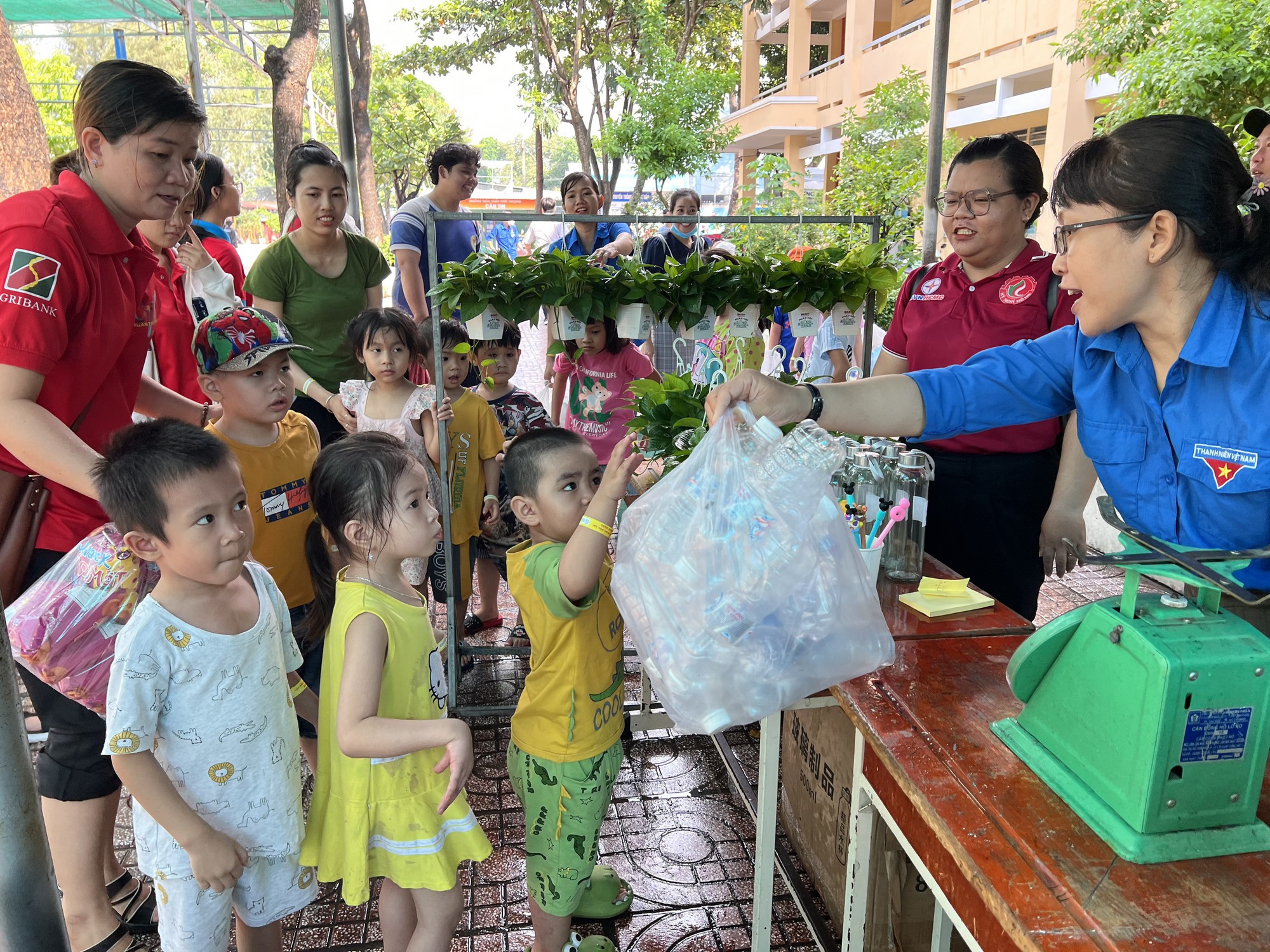 Học sinh làm tuyên truyền viên bảo vệ môi trường - Ảnh 2.