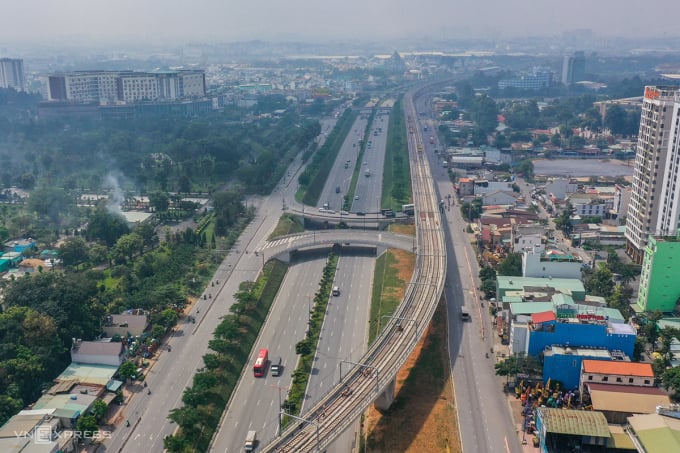 Metro Line 1 section near Suoi Tien bus station. Photo: Quynh Tran