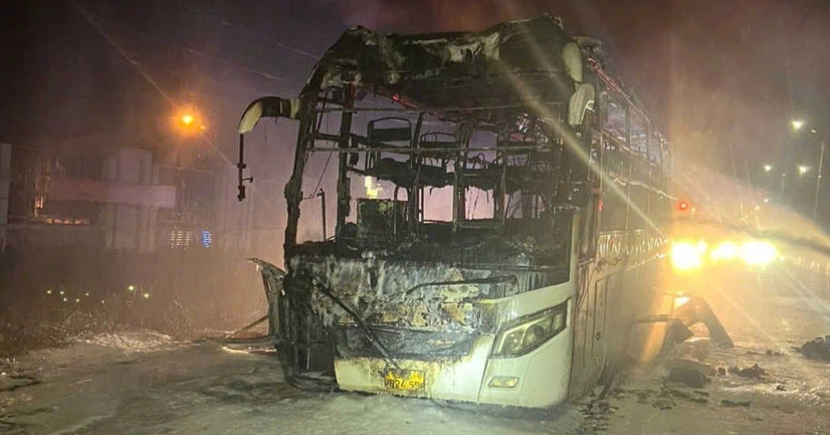 Ha Nam: Sleeper bus burst into flames on National Highway 1A