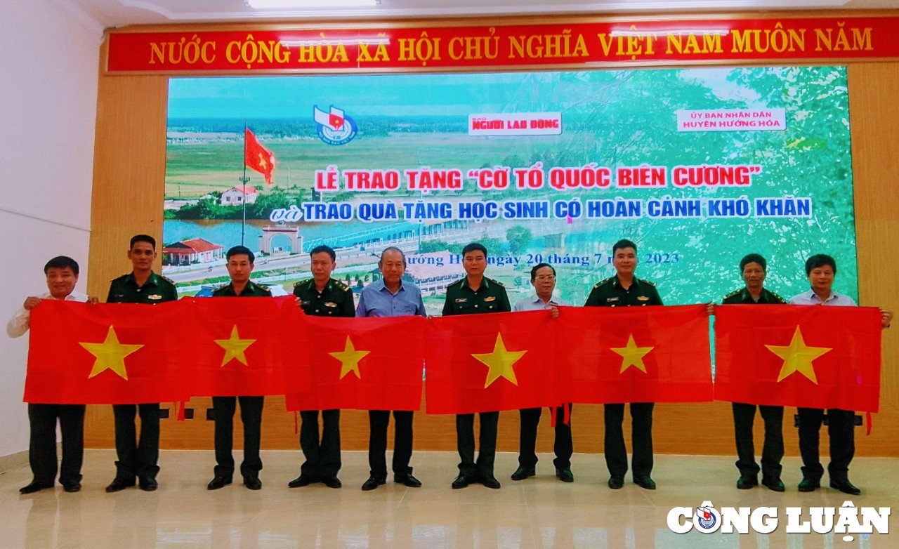 trao co to quoc cho bo doi bien phong va nguoi dan vung bien gioi huyen huong hoa quang tri hinh 1