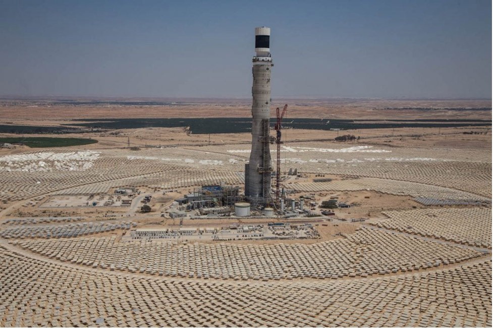 Tháp mặt trời của Megalim Solar Power. (Nguồn: Albatross)