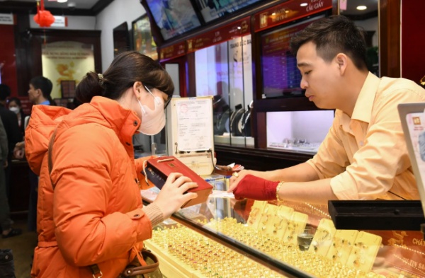 Gold price drops after God of Wealth day, experts advise investors