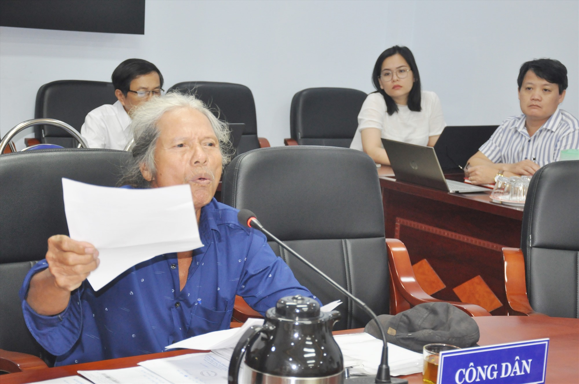 Mr. Tran Duc Dung reflected at the meeting with people on May 4. Photo: N.D