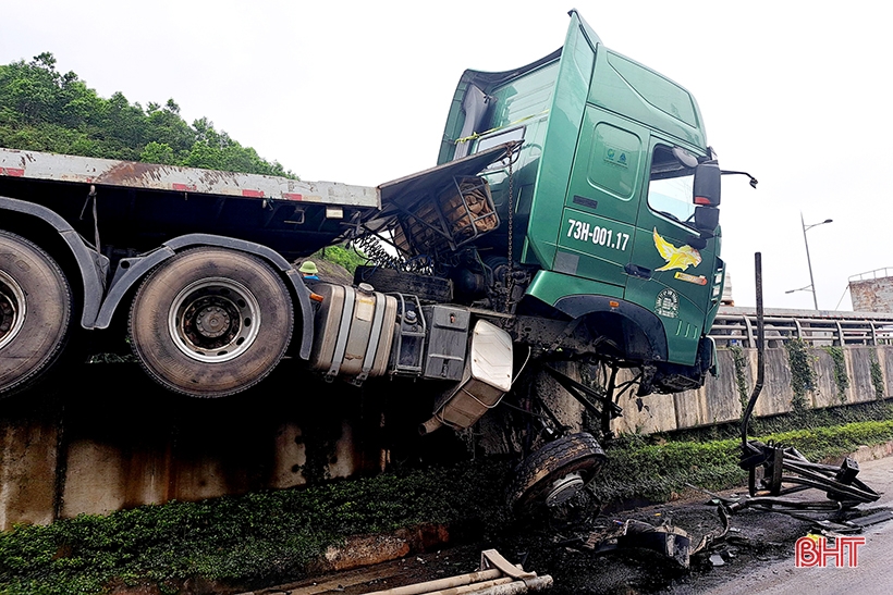 Ha Tinh: Losing control, tractor trailer dangles on overpass railing