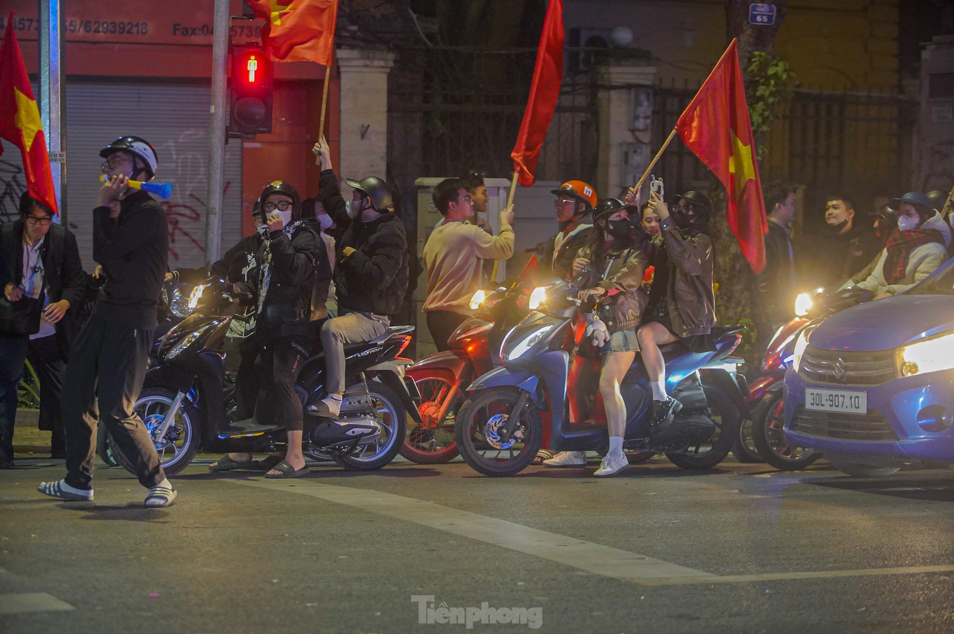 „Zivilisiertes“ Sturmreiten der Hauptstadtbewohner in der Nacht von „Hanoi schläft nie“, Foto 9