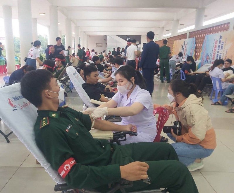 다낭시 청년연합이 주최한 '레드 선데이' 축제에서 청년연합 회원과 청년들이 헌혈에 참여하고 있다.