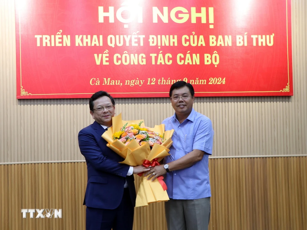 Le secrétaire du Comité provincial du Parti et président du Conseil populaire de la province de Ca Mau, Nguyen Tien Hai, a offert des fleurs pour féliciter M. Nguyen Duc Hien, qui vient d'être nommé par le Secrétariat au poste de secrétaire adjoint du Comité provincial du Parti de Ca Mau pour la période 2020-2025. (Photo : Kim Ha/VNA)