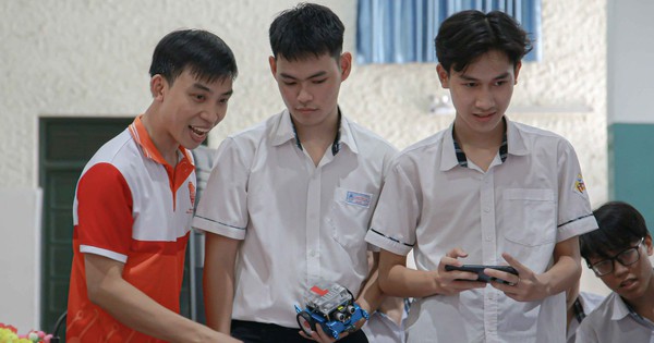 Hue students participate in the experience of making water rockets and programming robots