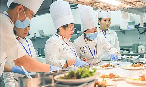 Künstler Anh Tuyet zeigt die angespannte Atmosphäre in der Küche beim Staatsbankett