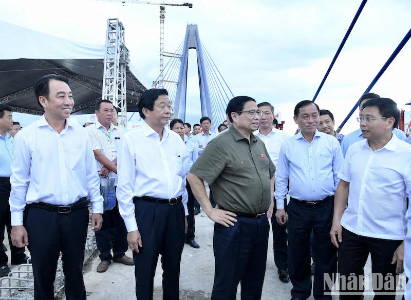 Prime Minister Pham Minh Chinh attends the closing ceremony of the main span of My Thuan 2 Bridge photo 2