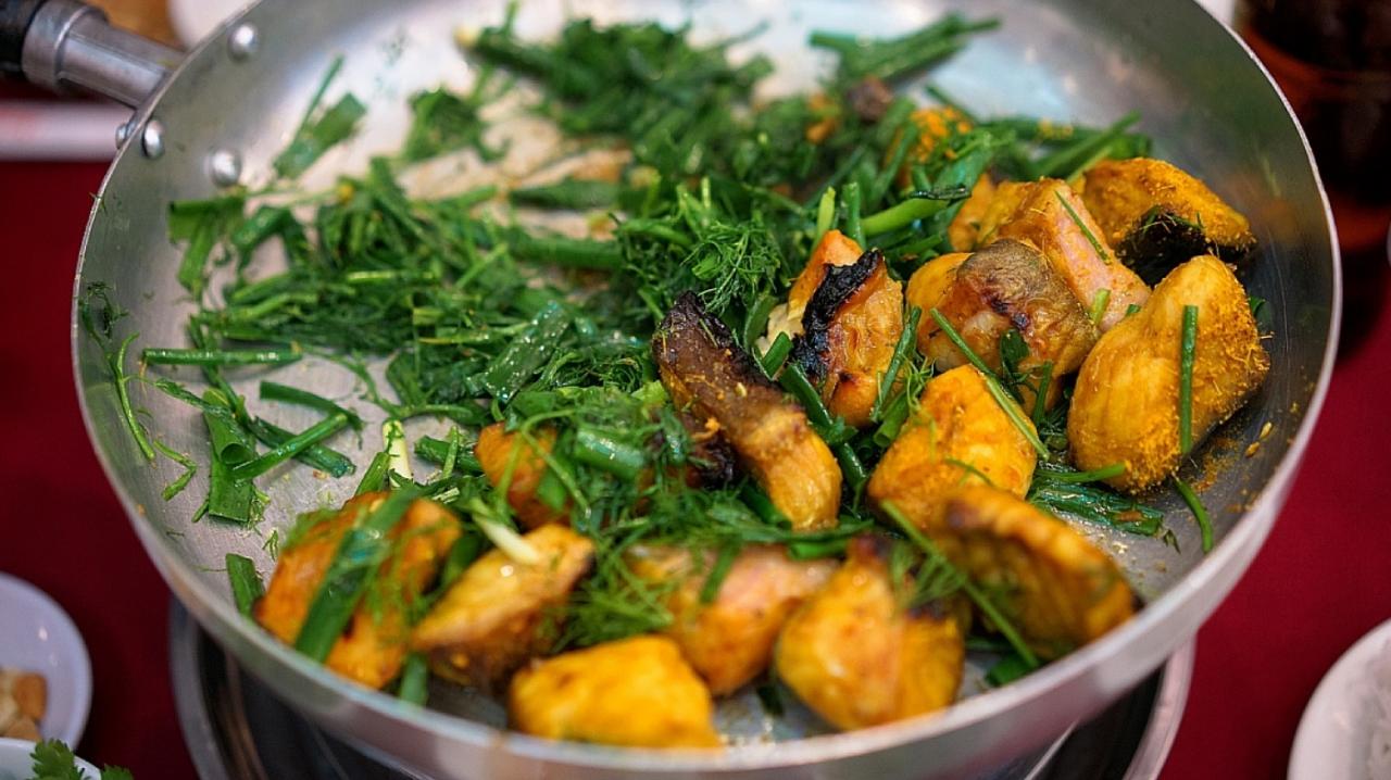 La sopa de fideos con pescado a la parrilla es un plato único e interesante que los visitantes deben probar cuando vienen a Hanoi.