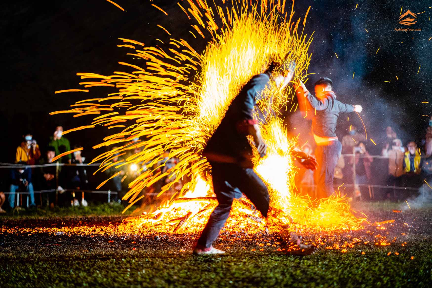 Huyền bí lễ hội nhảy lửa vừa được công nhận Di sản văn hóa phi vật thể quốc gia lần thứ 2