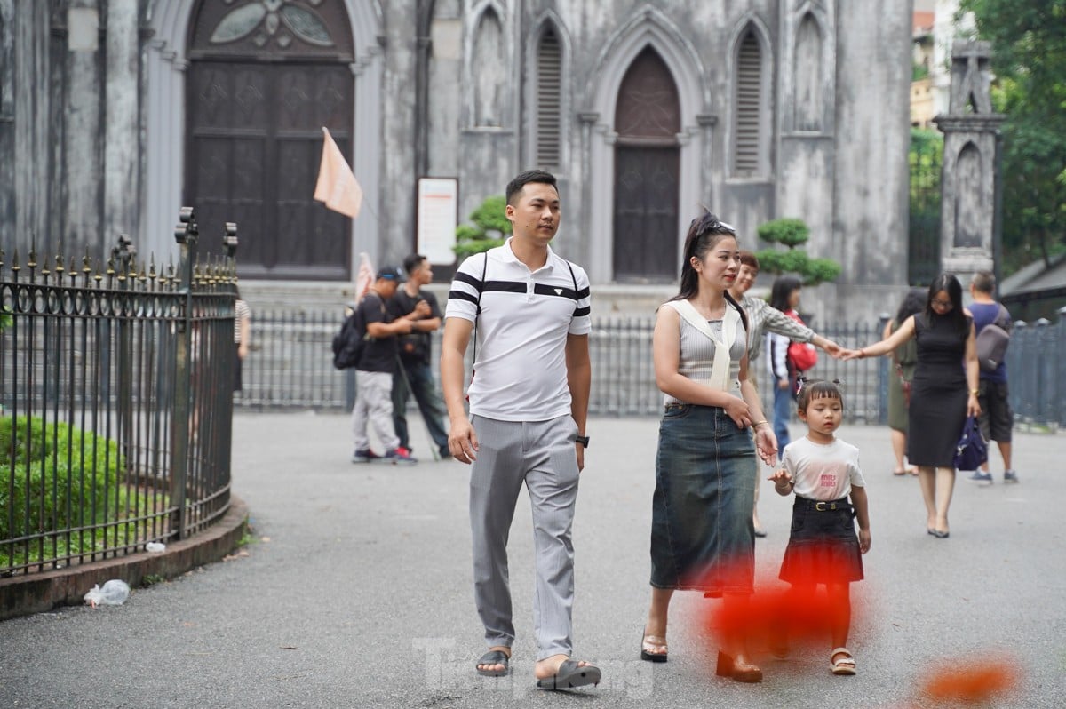 Tourists enjoy the first cold wind of the season in Hanoi photo 13