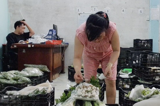 Exponer las verduras de VietGap es una actividad central que refleja las luchas de la sociedad, imagen 1.