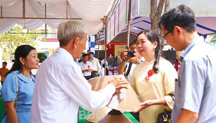 Binh Dinh reçoit le certificat du patrimoine national pour l'artisanat du tissage de chapeaux de cheval de Phu Gia