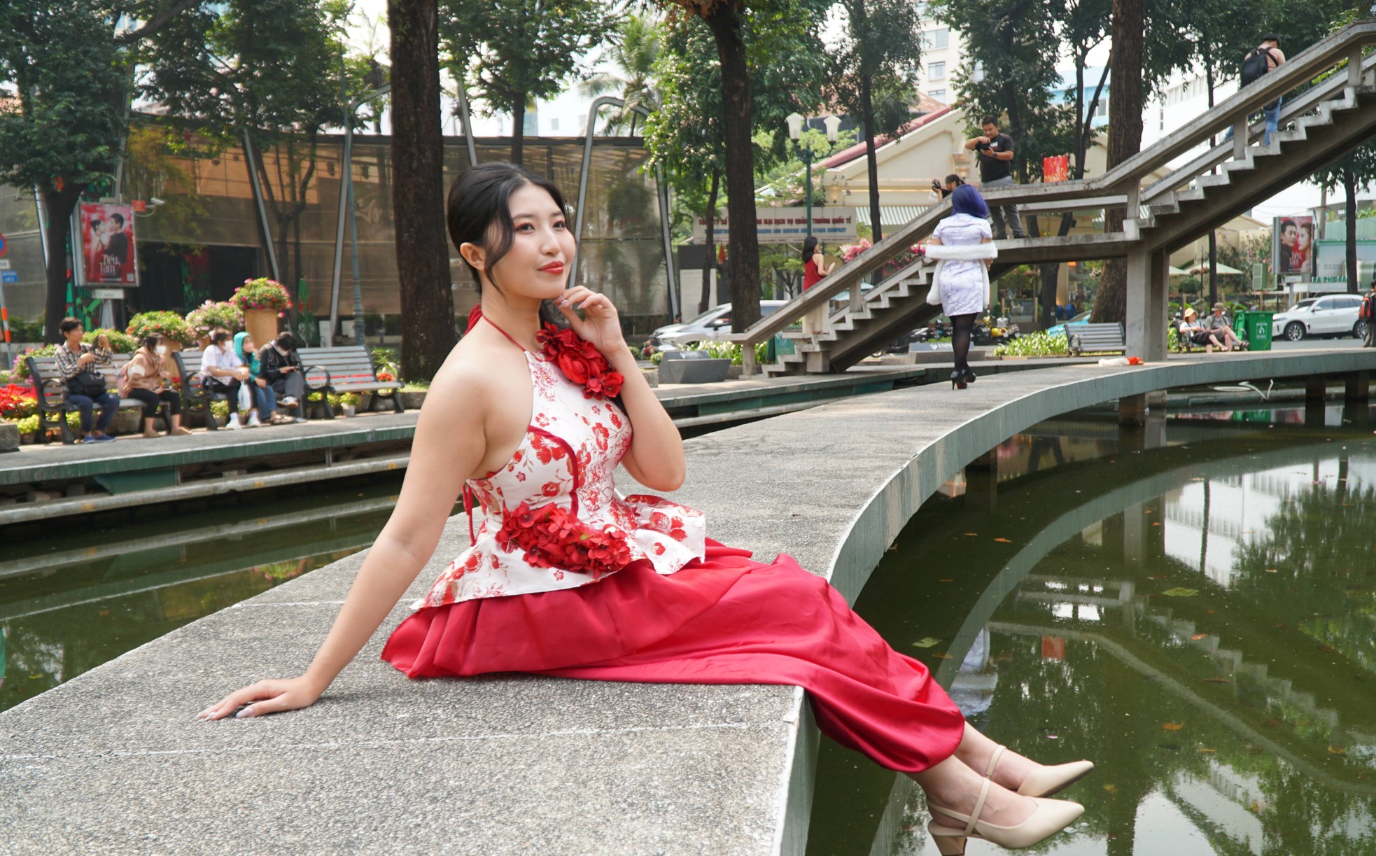 Young people in Tet ao dai 'check-in' at Ben Thanh market photo 12