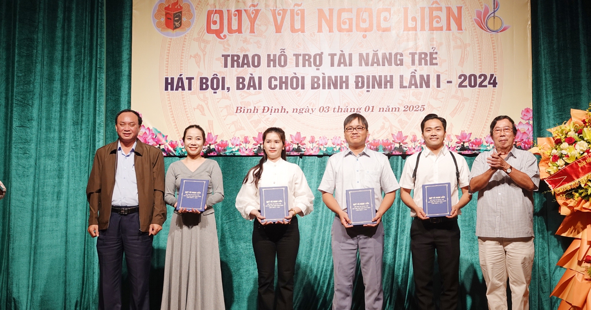 Les artistes talentueux du hát bội et du bài chòi reçoivent le soutien du Fonds Vũ Ngọc Liễn.