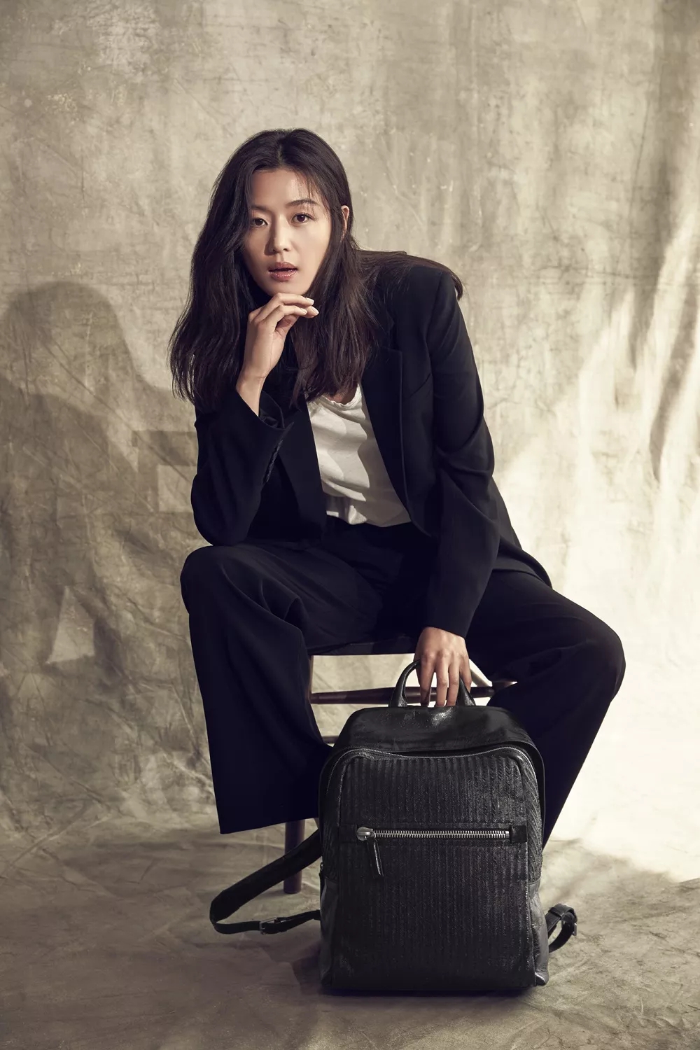 Muốn xây dựng phong cách đơn giản mà thanh lịch, phụ nữ 40+ nên tham khảo Jun Ji Hyun- Ảnh 5.