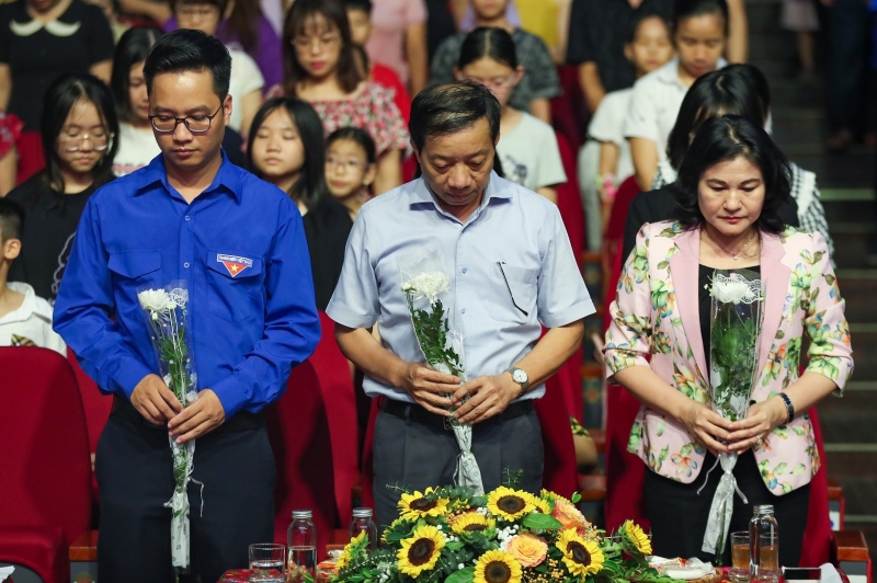 Vor dem Kunstprogramm „Vollmondfest“ legten alle Delegierten, Leiter, Eltern und Kinder eine Schweigeminute für die Opfer des jüngsten kleinen Wohnungsbrandes im Bezirk Thanh Xuan in Hanoi ein.