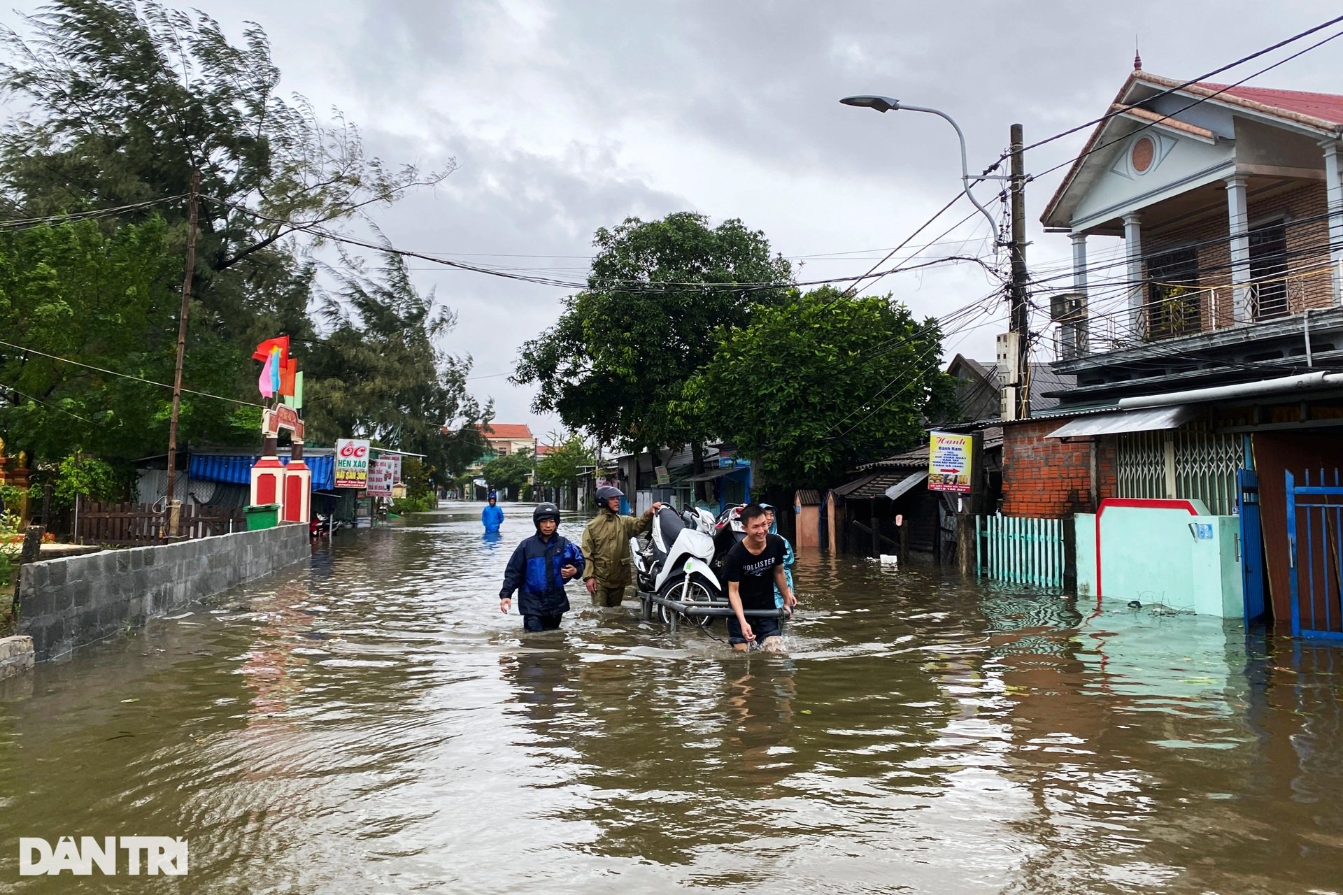 Nước biển tràn bờ gây ngập, người dân Huế ôm thú cưng hối hả chạy lũ - 3