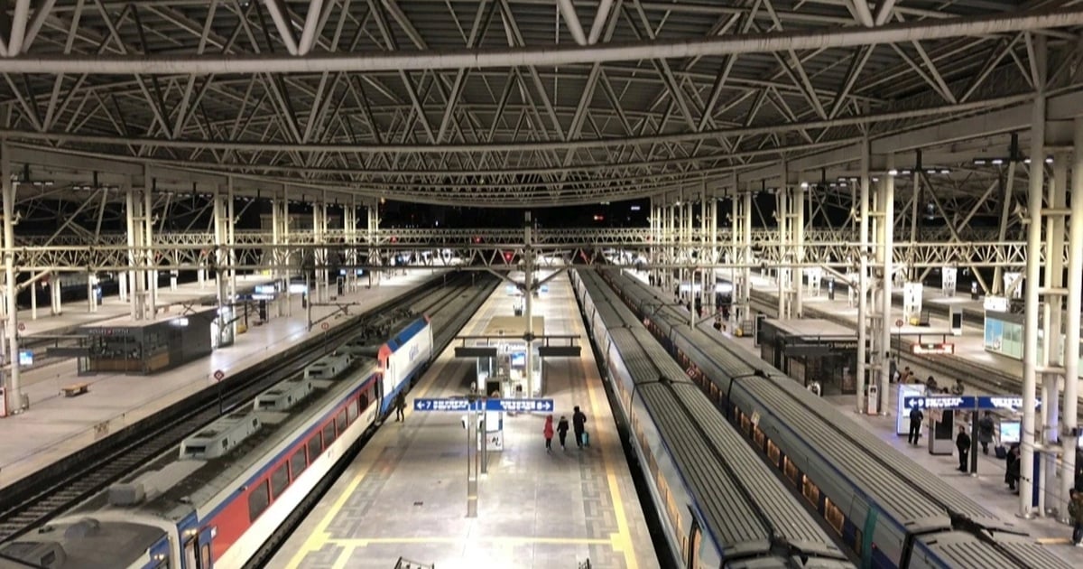 Female passenger who dodged train ticket returns 40 years later to return envelope full of money