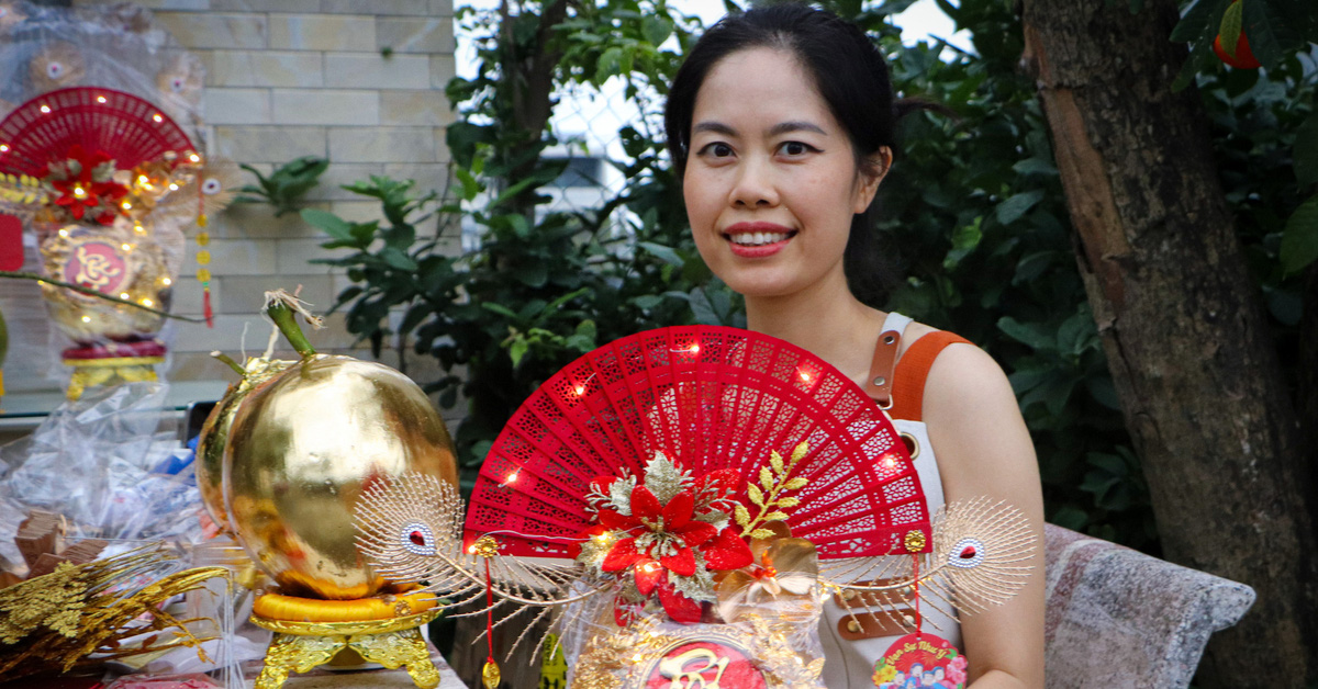 Gold-plated coconuts in Da Nang cost 1 million VND/pair and are still out of stock