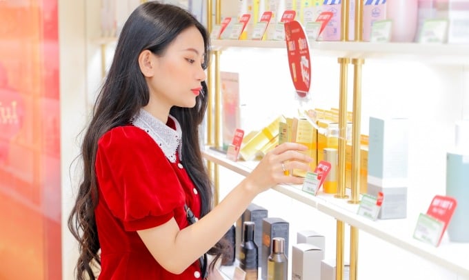 Một khách hàng đang lựa chọn mỹ phẩm The Face Shop tại điểm bán thuộc Beauty Box. Ảnh: HSV Group