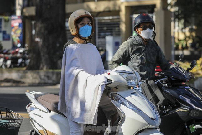 In Ho-Chi-Minh-Stadt gibt es weiterhin lange Tage mit intensiver Sonneneinstrahlung. Vorsicht vor Erschöpfung und Schlaganfall. Foto 1