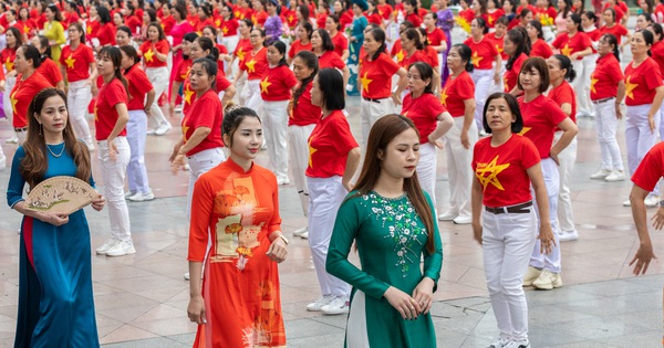 Más de 1.000 mujeres realizan danzas folclóricas y ao dai