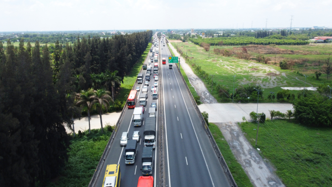 5 km langer Stau auf der Autobahn Ho-Chi-Minh-Stadt – Trung Luong durch Ben Luc (Long An), 22. Mai. Foto: Hoang Nam