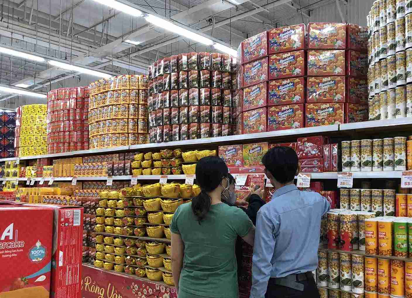 Craignant de ne pas pouvoir vérifier la qualité des paniers cadeaux du Têt, les consommateurs choisissent d'acheter des gâteaux et des confitures et de les emballer eux-mêmes. Photo : Bich Ngoc