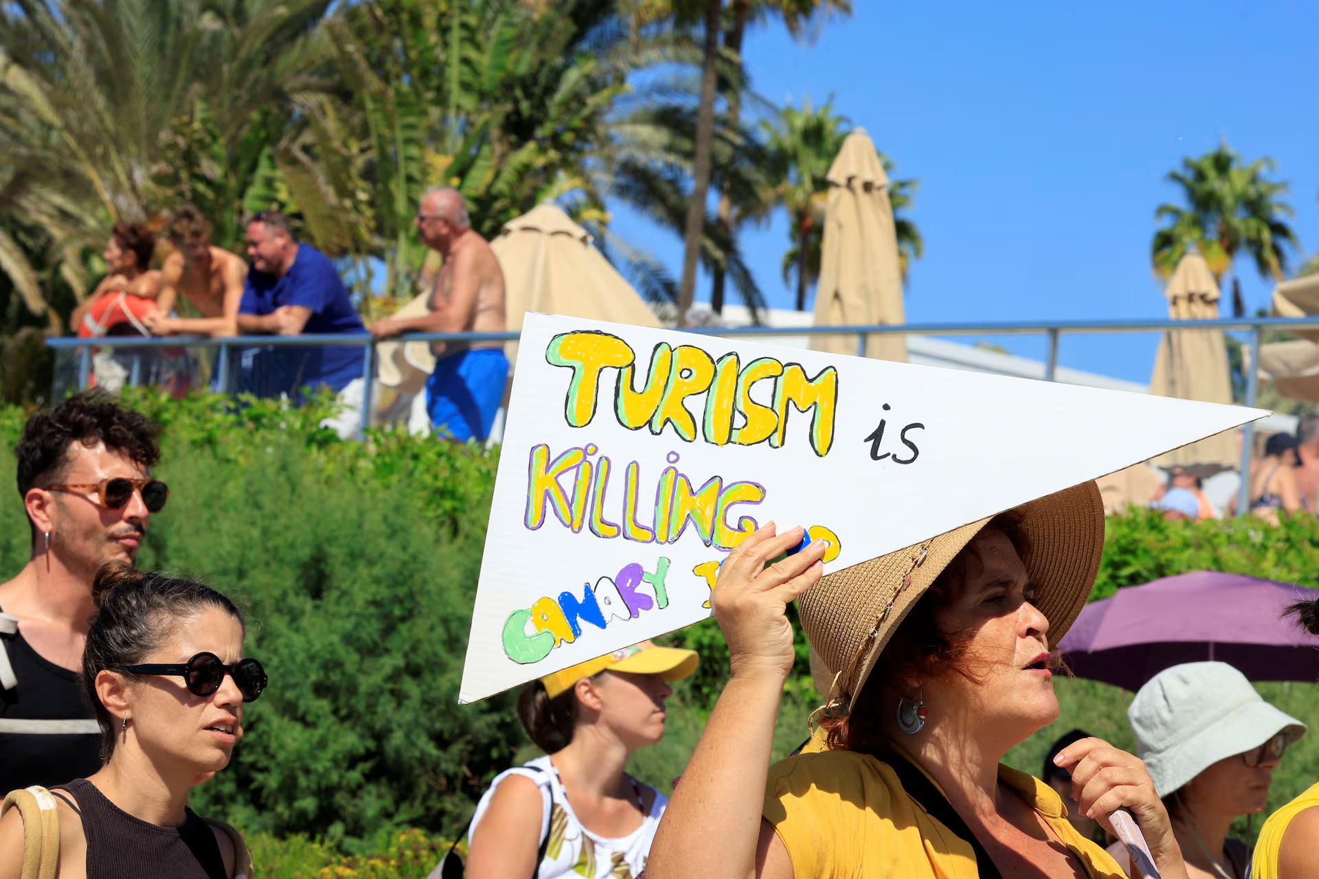 Tausende Menschen protestieren gegen den Übertourismus auf den spanischen Kanarischen Inseln Foto 1