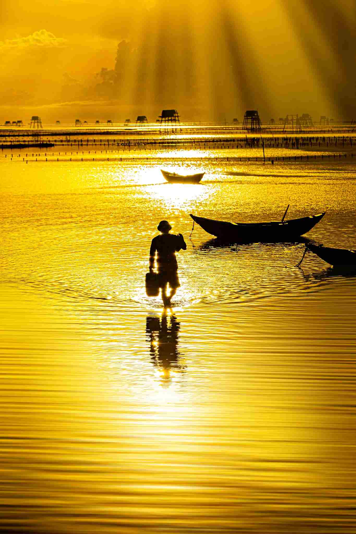 Bien que la chasse au lever du soleil soit une expérience merveilleuse, il n’est pas facile de réussir. Même les photographes professionnels qui connaissent bien le climat de Thai Binh comme Ngoc Anh doivent passer plusieurs mois pour obtenir les photos souhaitées.